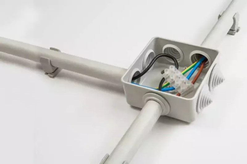 کدام لوله برق مناسب پروژه شماست؟ آشنایی با انواع و کاربردها 2 نکات کلیدی در انتخاب لوله برق