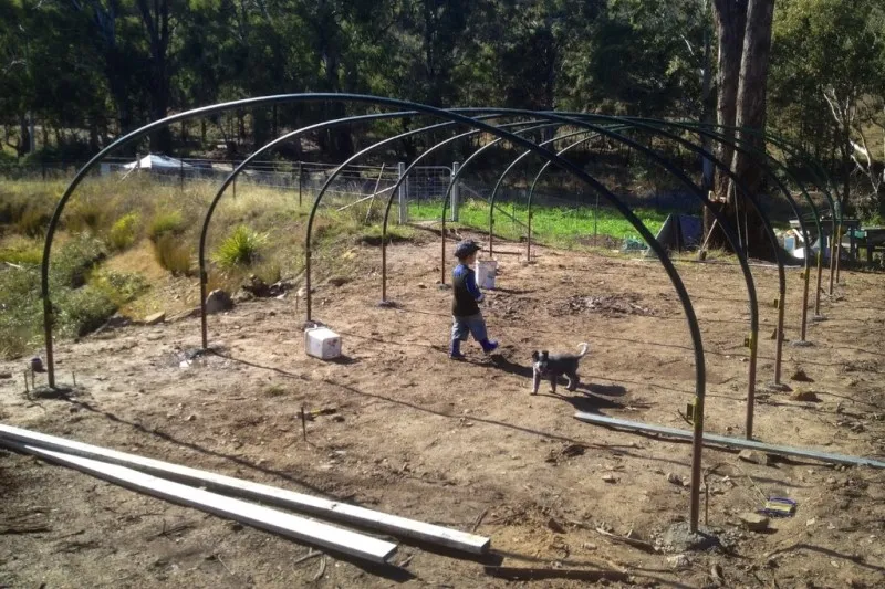 راهنمای ساخت گلخانه با لوله گلخانه 2 مرحله سوم: نصب تیرهای طولی و مهاربندها