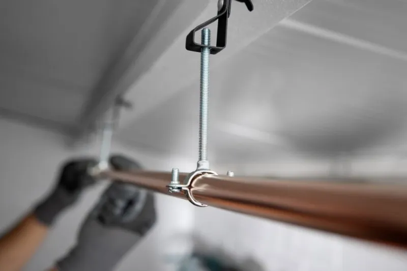 آشنایی با انواع کلمپ لوله در لوله کشی 3 تفاوت نقطه ثابت و نقطه لغزشی در انتخاب کلمپ